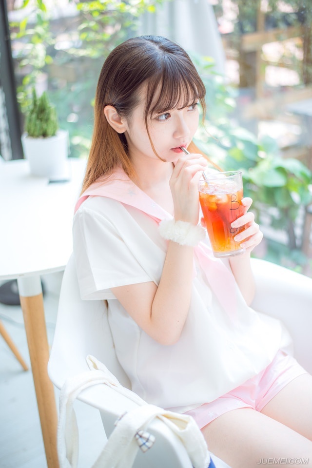 “如果有人将我的行踪报知江东的话，他们就会知道了。”陈到收起了笑容，看着伏德。